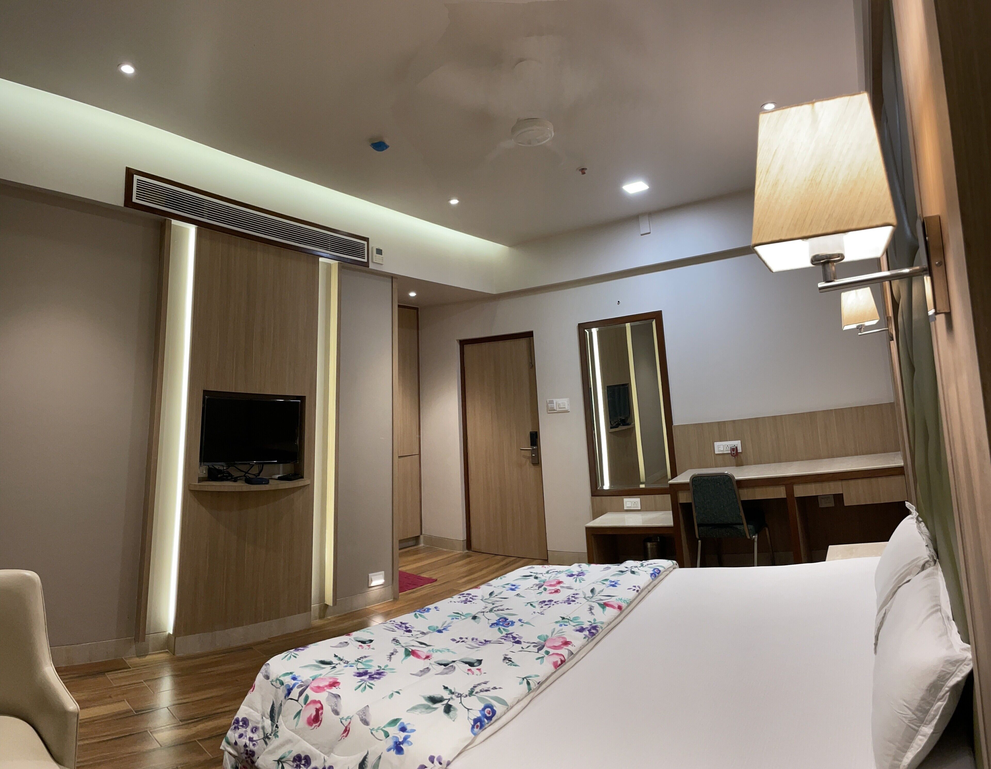 Escritorio, wifi gratis y ropa de cama 