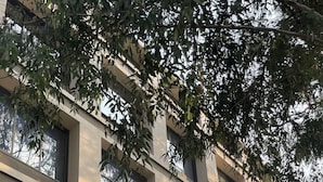 Un edificio con un letrero que dice "Sarovar Residency".