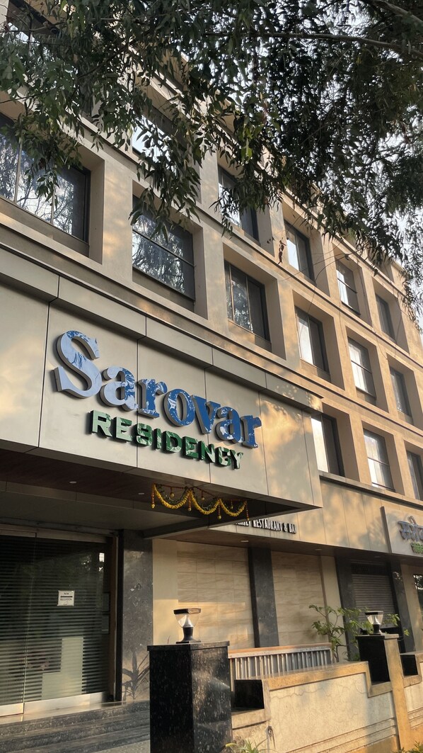 A building with a sign reading "Sarovar Residency". - Hotel Sarovar Residency (Palghar)