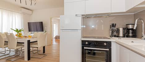 Departamento básico | Cocina privada | Refrigerador con congelador, horno, parrilla de estufa y lavavajillas
