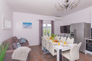 Comfort Apartment | Private kitchen | Full-sized fridge, oven, stovetop, dishwasher - Sun Spalato Mastrinka (Marina)
