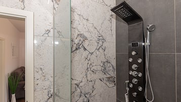Comfort-Apartment | Badezimmer | Kostenlose Toilettenartikel, Handtücher, Seife, Shampoo