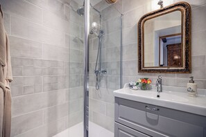 Dusche, Haartrockner, Bidet, Handtücher