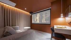 Movie Suite | Free WiFi - Croissant Hotel Guri by Aank (Guri)