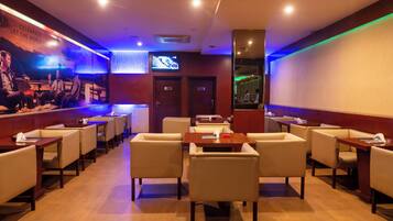 2 Bars/Lounges