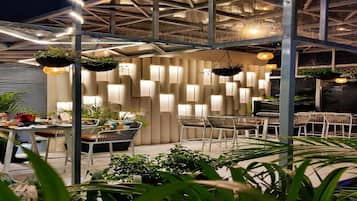 2 bar/lounge, bar di atap