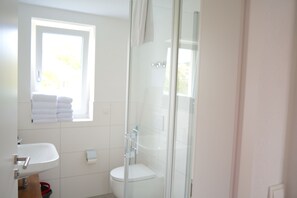 Douche, sèche-cheveux, serviettes fournies, savon