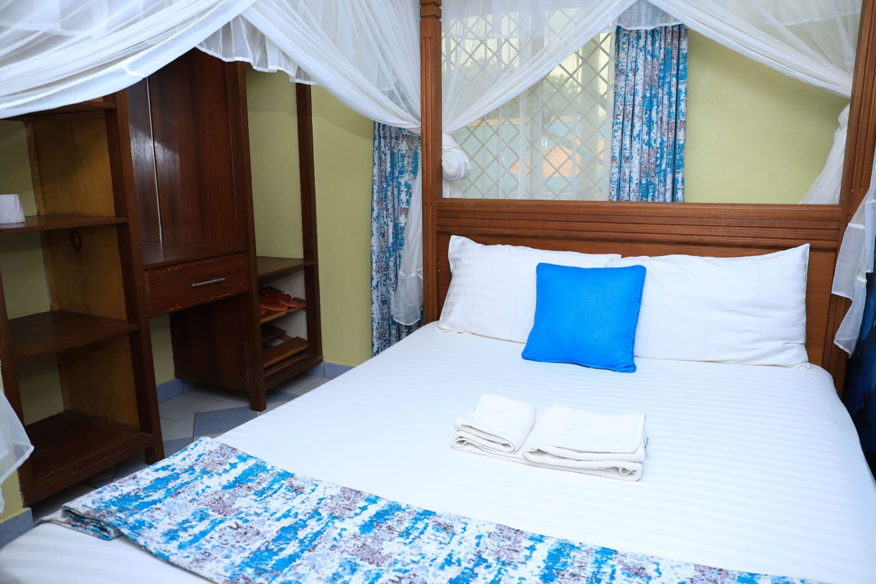 Deluxe Studio | Desk, laptop workspace, free WiFi, bed sheets