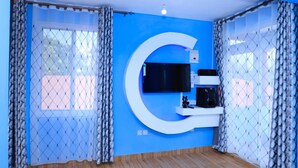 Căn hộ Tiêu chuẩn | Khu phòng khách | TV màn hình phẳng 32-inch có truyền hình kỹ thuật số, TV 