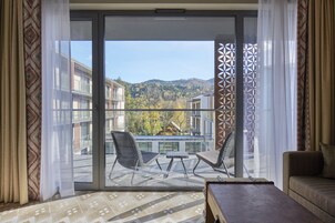 Ropa de cama hipoalergénica, minibar, escritorio y cunas gratuitas 