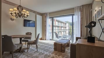 Family Suite | Hypo-allergenic bedding, minibar, desk, free cots/infant beds