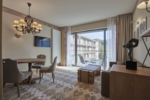 Family Suite | Hypo-allergenic bedding, minibar, desk, free cots/infant beds