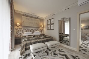 Aries Suite | 1 sovrum, allergitestade sängkläder, minibar och skrivbord