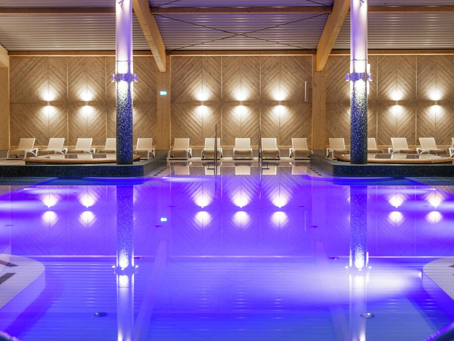 Piscina interna, funciona das 8h às 22h, espreguiçadeiras