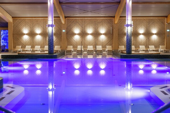 Inomhuspool, öppet 08.00 till 22.00, solstolar och livvakter på plats