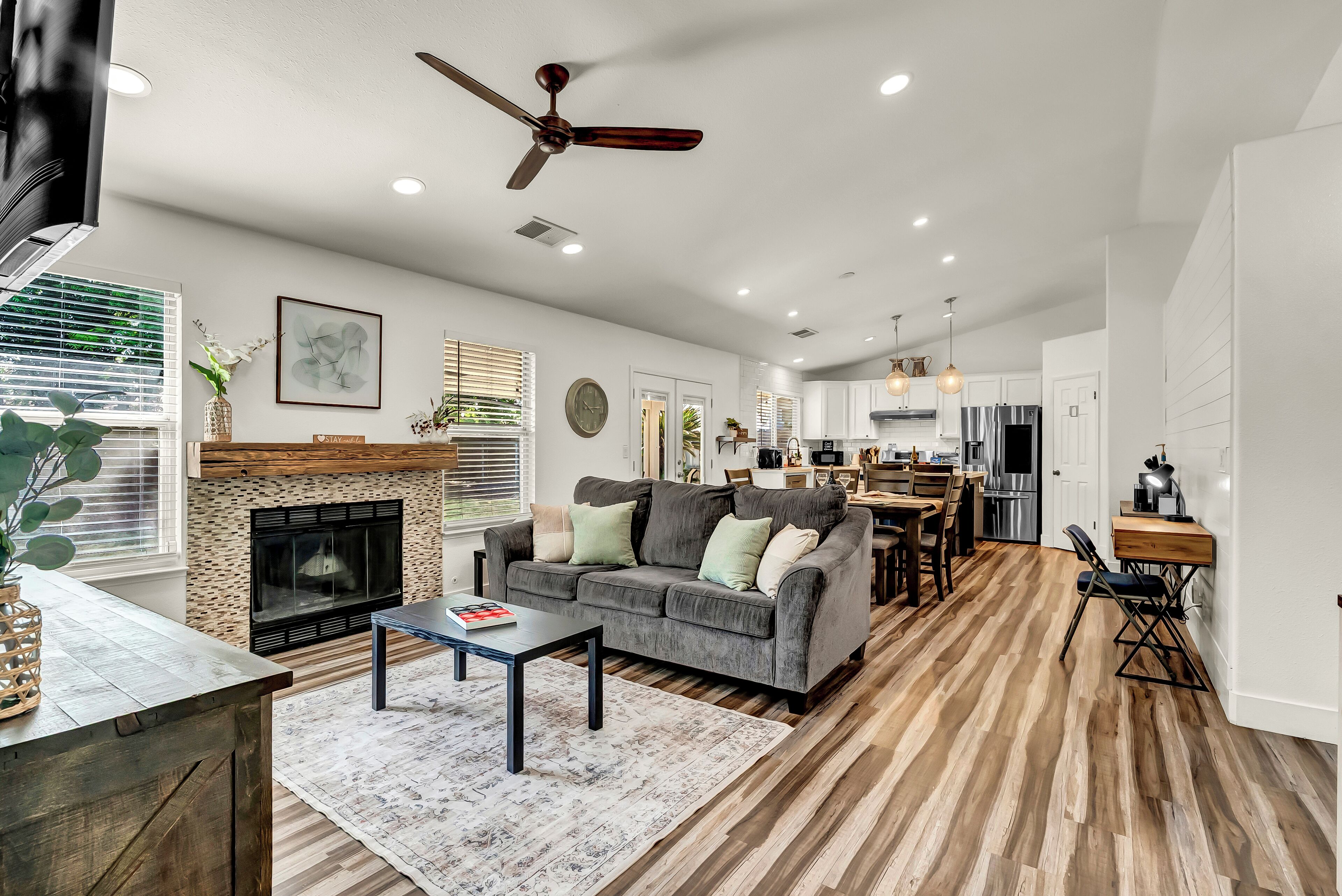 Smart TV, fireplace