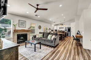 Smart TV, fireplace