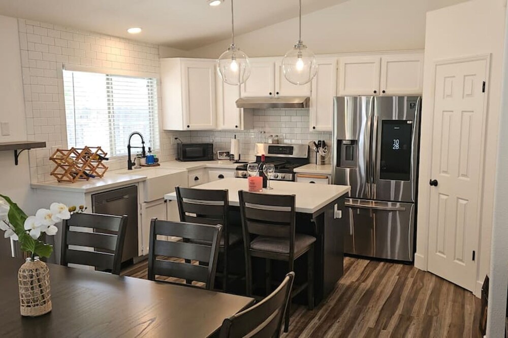 Valley Magnolia. Tranquil + Stylish. Near Hospital/Lemoore Base