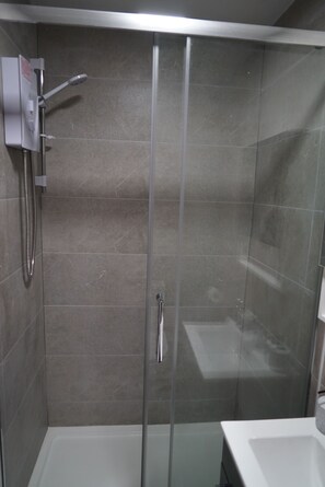 Shower, hair dryer, towels, soap - Modern Apartment Fully Equipped (Desborough)
