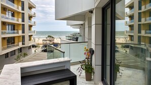 A modern apartment building with balconies overlooking a beach. - Alezzi Infinity Resort & Spa (Navodari)