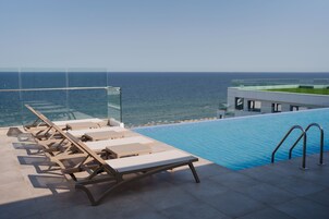 Una piscina techada, una piscina al aire libre de temporada