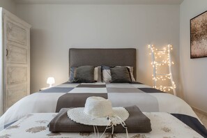 3 habitaciones, escritorio, tabla de planchar con plancha y cunas