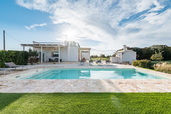 Una piscina al aire libre de temporada