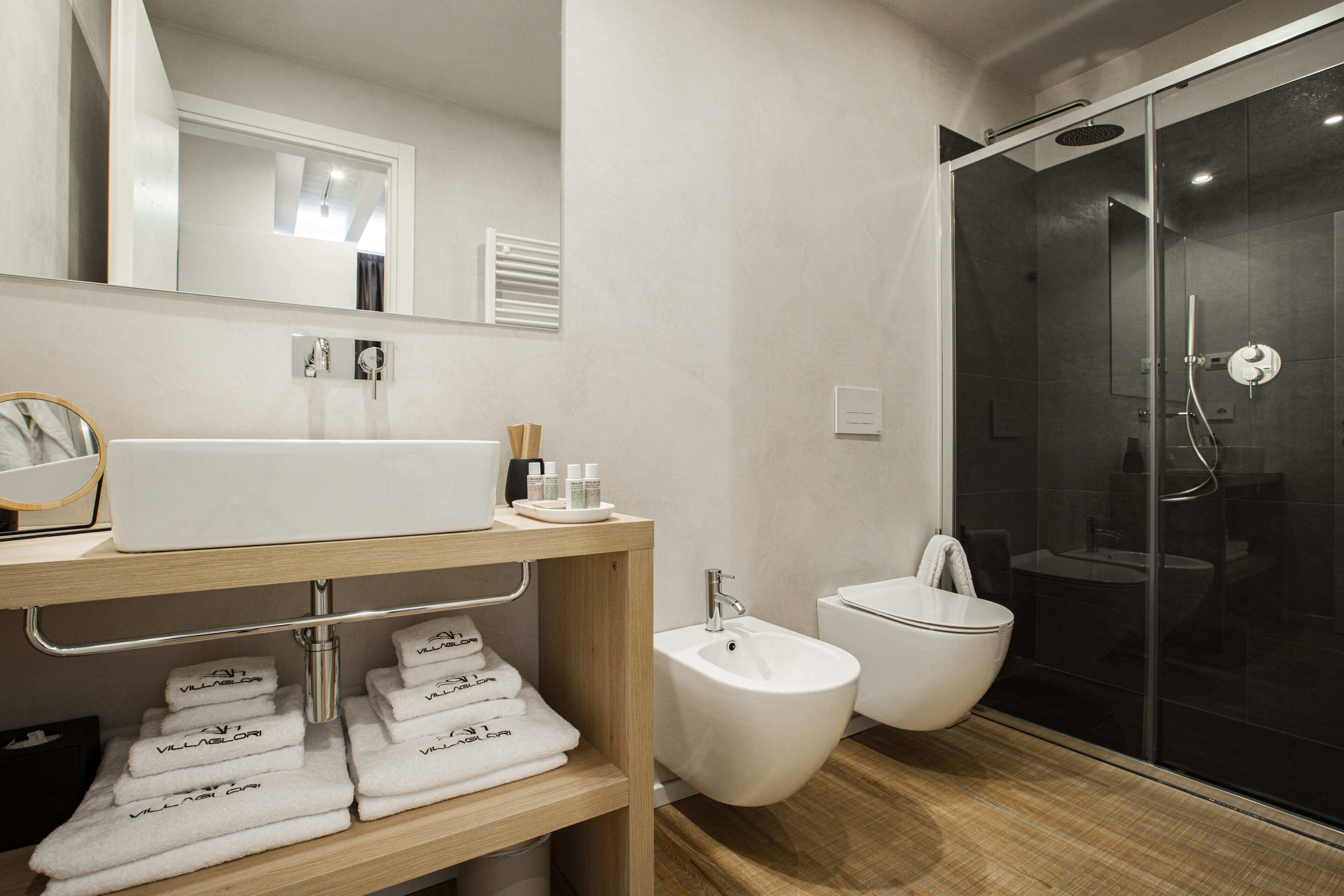 Premium-Apartment | Badezimmer | Dusche, Regendusche, kostenlose Toilettenartikel, Haartrockner