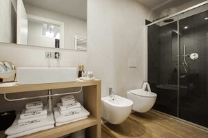 Premium Apartment | Bathroom | Shower, rainfall showerhead, free toiletries, hair dryer