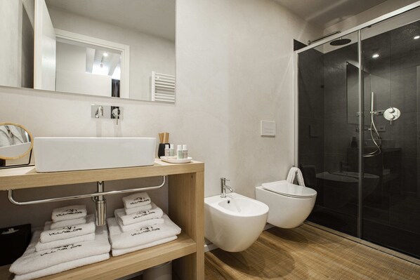 Departamento Premium | Baño | Regadera, regadera tipo lluvia, amenidades de baño gratuitas