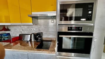 Dúplex económico | Cocina privada | Hervidor eléctrico y trona infantil