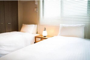 2 عدّة غرف نوم ومكتب وواي فاي مجانًا وملاءات أسرّة