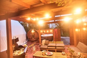 Outdoor spa tub