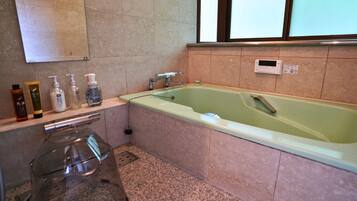 Séchoir à cheveux, serviettes fournies