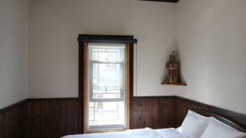 4 bedrooms, desk, free WiFi, bed sheets