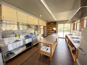 Kylskåp, mikrovågsugn, spishäll och grytor/köksredskap