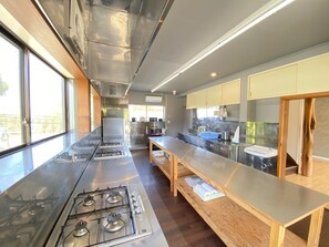 Geladeira, micro-ondas, cooktop, talheres/pratos/utensílios de cozinha