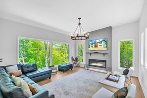 Una televisión, una chimenea