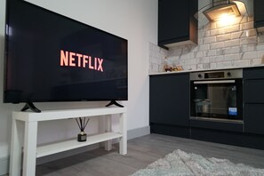 Fridge, microwave, oven, stovetop - Modern Apartment Sleeps up to 5 (Desborough)