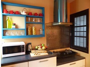 Frigorífico, microondas, placa de cocina y hervidor eléctrico