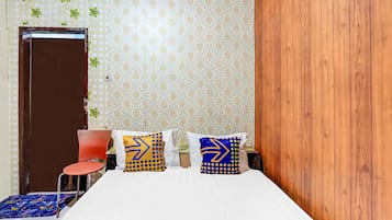 Dobbeltrom – basic | Skrivebord for bærbar PC, wi-fi (inkludert) og sengetøy