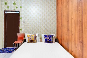 ベーシック ダブルルーム | ノートパソコン用作業スペース、WiFi (無料)、ベッドシーツ