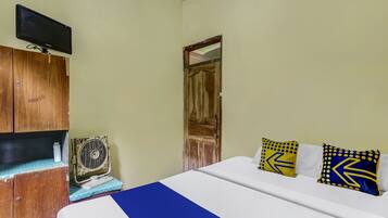 Kamar Double Basic | Ruang kerja ramah laptop, Wi-Fi gratis, dan seprai linen