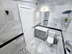 Shower, hair dryer, bidet, towels - Charlot Center Apartment II (Alicante (Alacant))