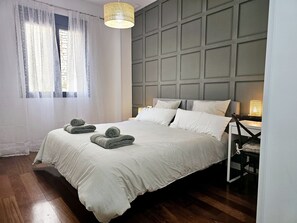 2 bedrooms, desk, iron/ironing board, travel crib - Charlot Center Apartment II (Alicante (Alacant))