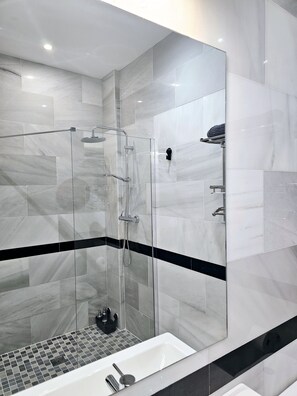 Shower, hair dryer, bidet, towels - Charlot Center Apartment II (Alicante (Alacant))