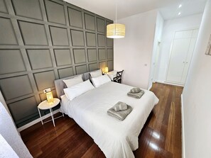 2 quartos, escrivaninha, ferros/tábuas de passar roupa, berço de viagem