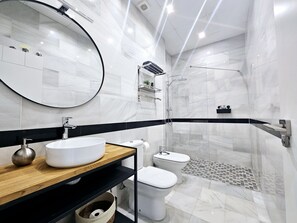 Een douche, een haardroger, een bidet, handdoeken