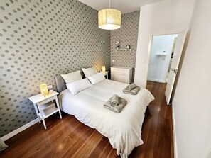 2 bedrooms, desk, iron/ironing board, travel cot - Charlot Center Apartment II (Alicante (Alacant))