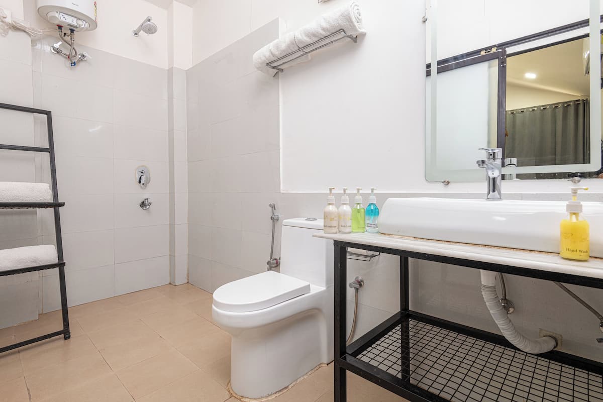 Luxury Double Room | Bathroom | Shower, rainfall showerhead, free toiletries, hair dryer